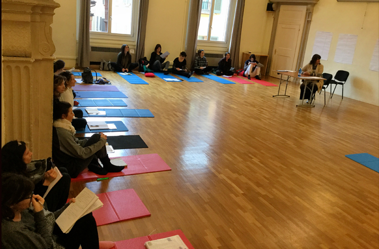 Lezione di didattica yoga per adolescenti al Master Yogaeducational di Bologna